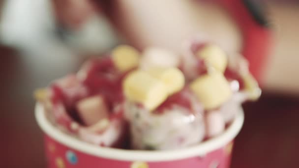 Мороженое Малиной Киви Зефиром Пластиковая Ложка Получает Мороженое Закрыть — стоковое видео