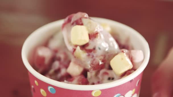 라즈베리 마시멜로를 곁들인 아이스크림 아이스크림을 플라스틱 숟가락 클로즈업 — 비디오