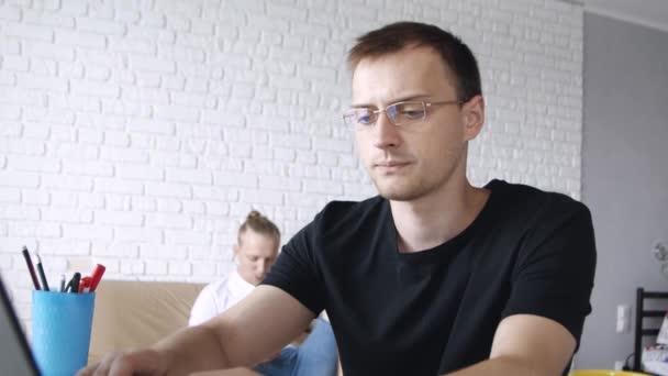 Unga Stilig Kaukasiska Man Sitter Framför Den Bärbara Datorn Och — Stockvideo
