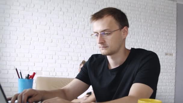 Młody Przystojny Kaukaski Mężczyzna Siedzi Przed Laptopem Wpisując Domu Pobliżu — Wideo stockowe