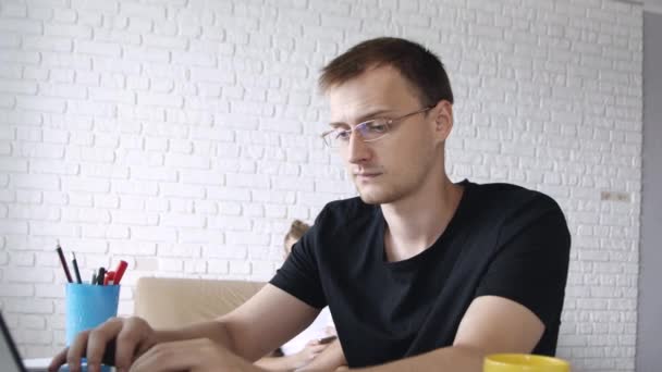 Zbliżenie Portret Emocjonalny Mężczyzna Freelance Pracownik Lub Student Wpisując Laptopie — Wideo stockowe