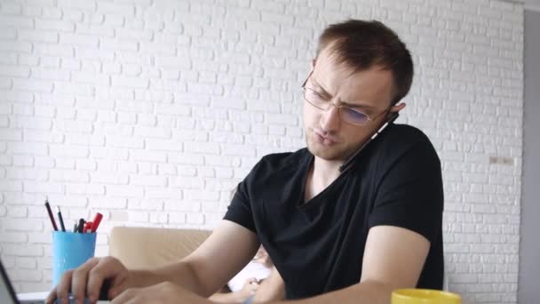 Bliska Portret Młodego Człowieka Kaukaski Rozmawia Telefon Siedzi Przed Laptopem — Wideo stockowe