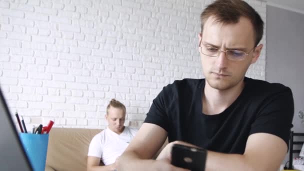 Close Retrato Jovem Caucasiano Falando Telefone Sentado Frente Laptop Casa — Vídeo de Stock