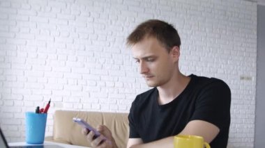 Genç çekici beyaz adam, yeşil ekran, gülümseyen, iş konsepti, iletişim konsepti gösteren, ev-ofis akıllı telefon izliyor. Portreyi kapat.