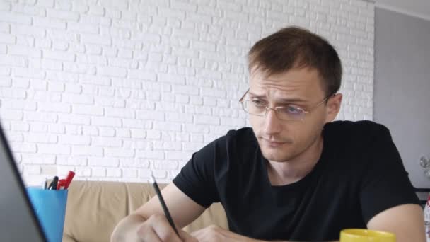 Bliska Portret Smutnego Człowieka Kaukaski Pracy Laptopem Pisania Notatek Notebooku — Wideo stockowe