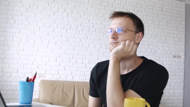 Junger Süßer Mann Mit Brille Arbeitet Mit Laptop Hause Schaut — Stockvideo
