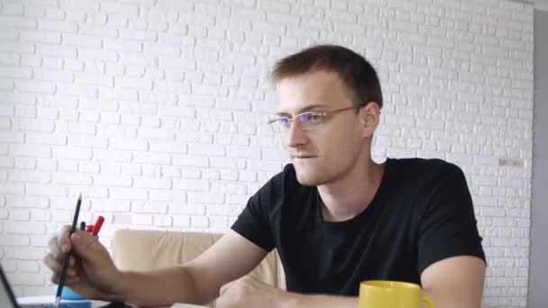 Nahaufnahme Porträt Eines Jungen Glücklichen Kaukasischen Mannes Der Mit Laptop — Stockvideo