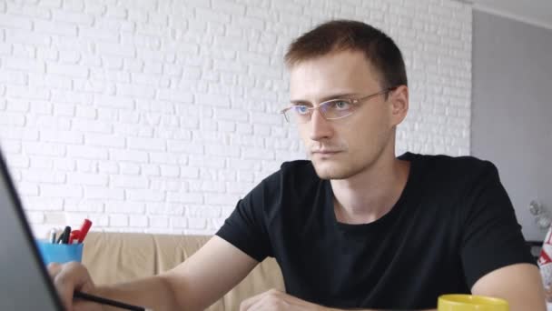 Bliska Portret Młodego Człowieka Kaukaski Pracy Laptopem Pisania Notatek Notebooku — Wideo stockowe