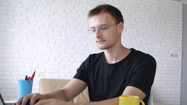 Przystojny Kaukaski Mężczyzna Pauza Pracy Siedząc Wpisując Laptopa Prostuje Okulary — Wideo stockowe