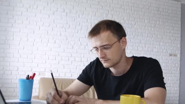 Schöner Kaukasischer Trauriger Mann Der Bei Ihrer Arbeit Innehält Sitzt — Stockvideo