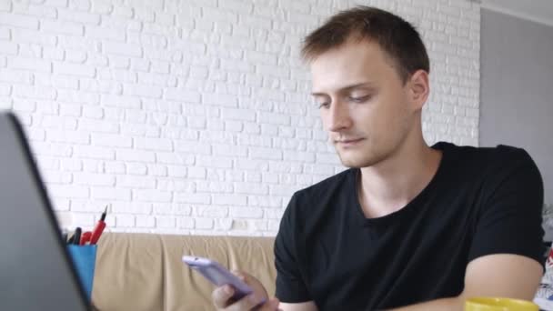 Giovane Uomo Caucasico Attraente Sta Guardando Smartphone Home Office Mostrando — Video Stock