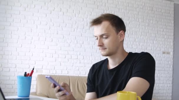 Homem Caucasiano Atraente Jovem Está Assistindo Smartphone Casa Escritório Mostrando — Vídeo de Stock