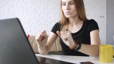 Kazanmak veya başarılı anlaşma, komisyoncu kavramı, bahis konsepti nedeniyle kapalı dizüstü önünde oturan çekici genç kafkas kadın mutlu dans yakın portresi. 