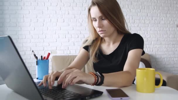 Trött Arbetande Kvinnan Användande Henne Laptop Maskinskrivning Fördriva Tiden Sittande — Stockvideo