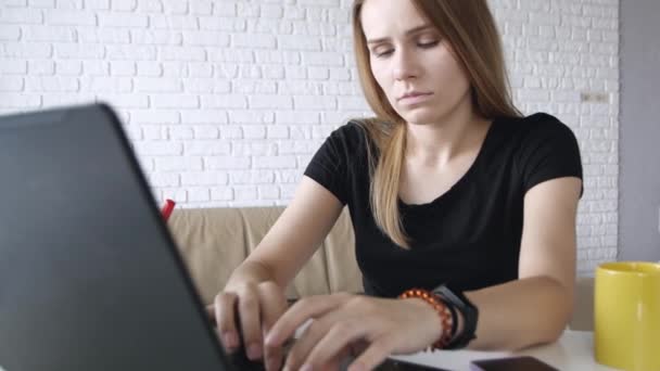 Primer Plano Retrato Una Trabajadora Independiente Emocional Escribiendo Portátil Frustrándose — Vídeos de Stock