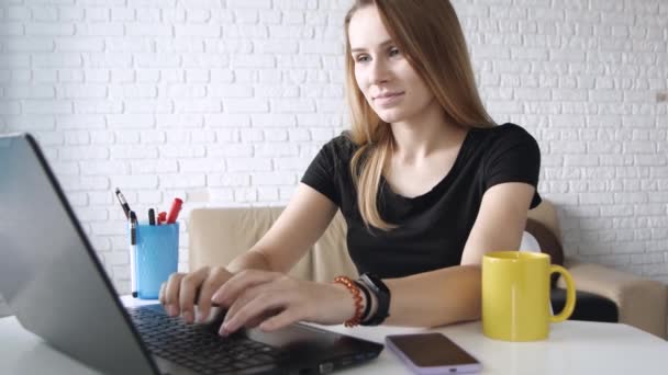 Piękna Kaukaski Kobieta Jest Wpisanie Laptopie Koncentruje Się Uśmiechnięty Będąc — Wideo stockowe