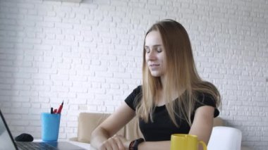 Kapalı bir rahat bir dairede işyerinde oturan kötü haber üzgün dizüstü bilgisayarda bir görüntülü arama olan genç güzel kadının yakın portresi. Kavram iletişimi, eğitim.