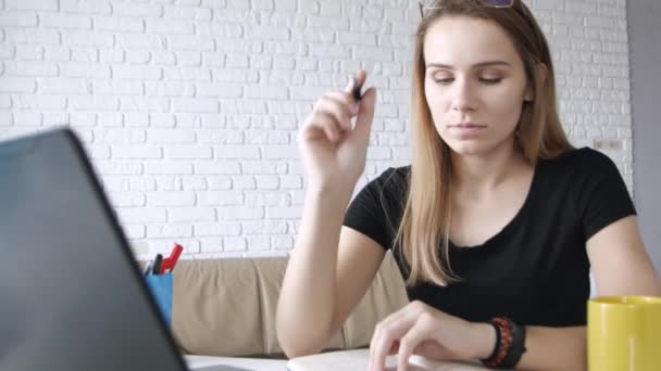 Close Shoot Young Pretty Caucasian Woman Using Laptop Taking Notes — Stock Video