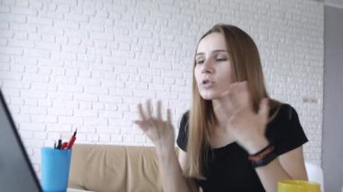 Çekici genç kadın rahatsız oluyor ve ev ofisinde dizüstü çalışırken hata tarafından hayal kırıklığına. Kavram serbest çalışma, iş, eğitim.