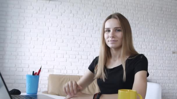 若い白人女性がホームオフィスに座り 親指を立てて看板を見せる 肖像画をクローズアップ コンセプトフリーランスワーク ビジネス — ストック動画