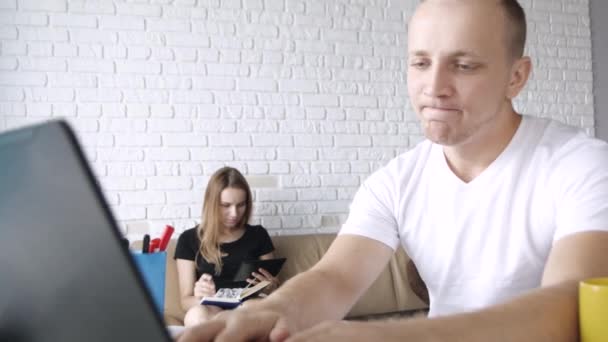 Moe Werkende Man Met Behulp Van Zijn Laptop Typen Terwijl — Stockvideo