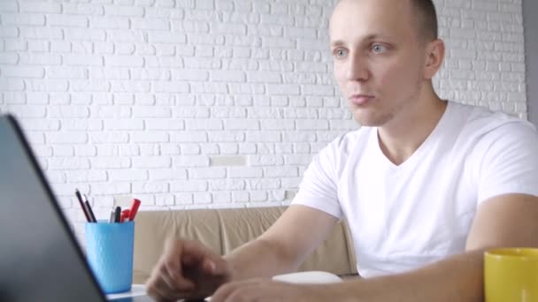Közelről Portré Fiatal Kaukázusi Ember Dolgozik Laptop Írásban Megjegyzi Notebook — Stock videók