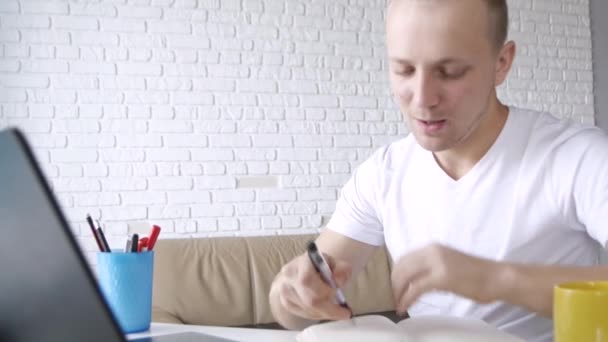 Close Retrato Jovem Caucasiano Feliz Trabalhando Com Laptop Escrever Notas — Vídeo de Stock