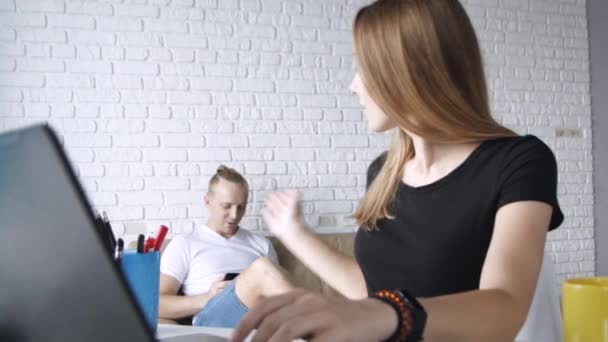 Felice Giovani Colleghi Freelance Caucasici Utilizzando Laptop Felice Sorridente Godendo — Video Stock