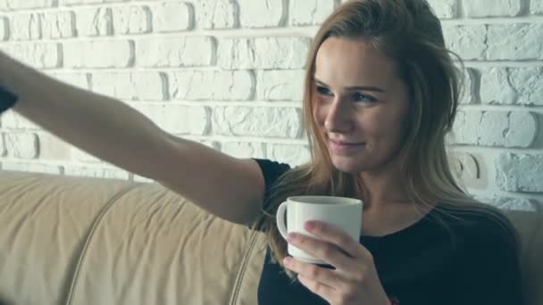 Mooie Jonge Blanke Vrouw Drinkt Koffie Ochtend Close Portret — Stockvideo