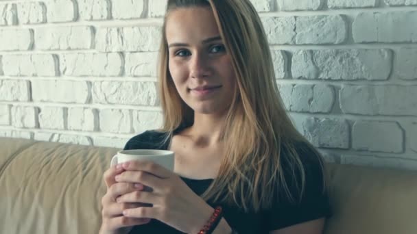 Bella Giovane Donna Caucasica Beve Caffè Mattino Ritratto Ravvicinato — Video Stock