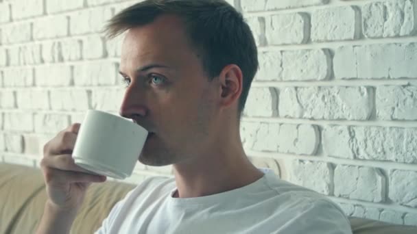 Schöner Junger Kaukasischer Mann Trinkt Morgens Kaffee Porträt Aus Nächster — Stockvideo