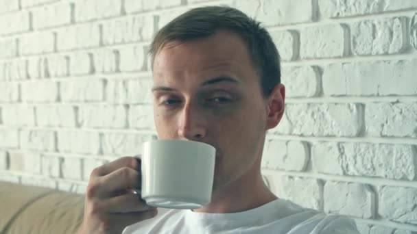 Jovem Caucasiano Atraente Beber Café Olhar Para Câmara Retrato Close — Vídeo de Stock