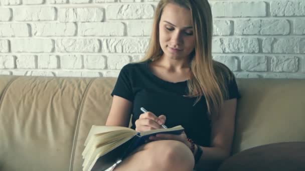 Jovem Mulher Caucasiana Atraente Escreve Ideias Criativas Para Caderno Manhã — Vídeo de Stock