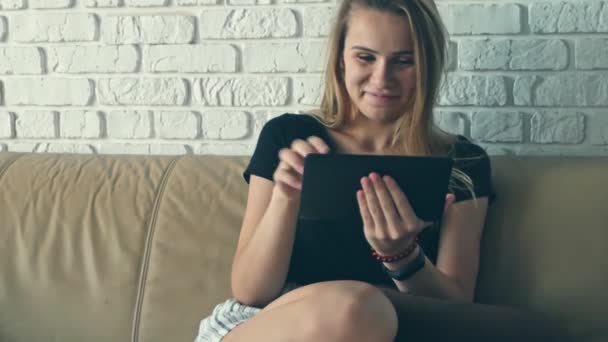 Atractiva Joven Caucásico Mujer Está Acostado Sofá Uso Tableta Ríe — Vídeos de Stock