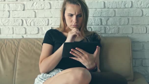 一个悲伤和沮丧的白种妇女使用平板电脑 并惊讶地看到社交网络上的坏消息 — 图库视频影像