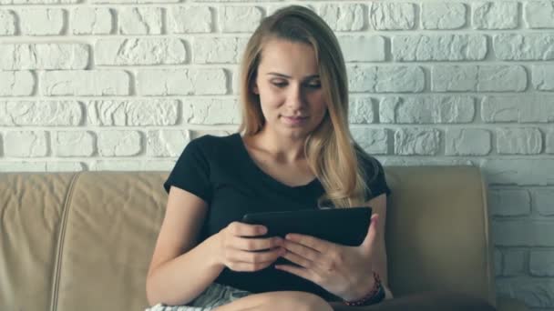 Une Belle Jeune Femme Caucasienne Utilise Une Tablette Puis Montre — Video