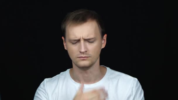 Genç Beyaz Bir Adam Ona Verdiği Acı Dan Dolayı Boğazını — Stok video