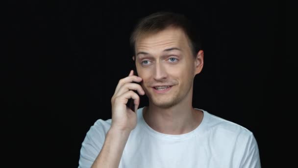 Ung Glad Och Log Kaukasiska Man Shirt Pratar Med Smartphone — Stockvideo