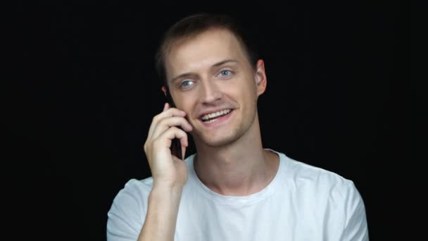 Ung Glad Och Log Kaukasiska Man Shirt Pratar Med Smartphone — Stockvideo