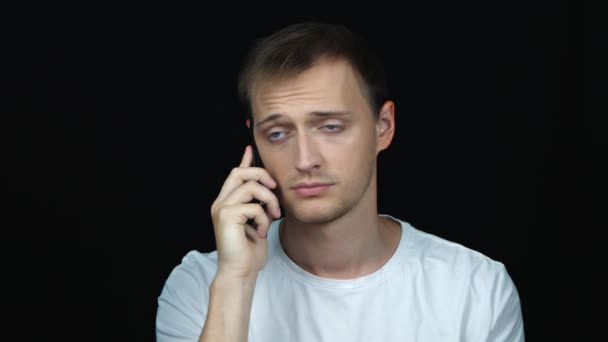 Joven Hombre Caucásico Molesto Triste Camiseta Hablando Por Teléfono Inteligente — Vídeos de Stock