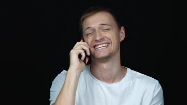 Feliz Joven Atractivo Hablando Riendo Teléfono Móvil Mientras Que Pie — Vídeos de Stock