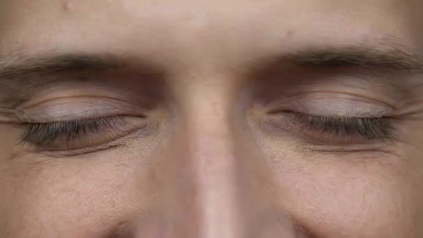 Tutup Mata Laki Laki Detail Pembukaan Mata Biru Seorang Pria — Stok Video