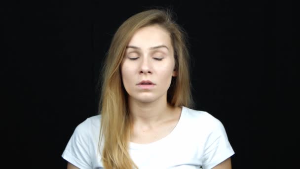 Retrato Mulher Caucasiana Irritada Cobrindo Rosto Como Facepalm Expressando Frustração — Vídeo de Stock