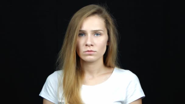 Portret Nieszczęśliwej Kaukaski Kobieta Patrząc Kamerę Czarnym Tle Zdenerwowana Młodzież — Wideo stockowe