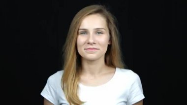 Yüksek bir beş jest veren genç mutlu yakışıklı beyaz beyaz kadının yakın portresi. Kendine beş tane veriyorum. Duygu kavramı, kendinizi övmek. 
