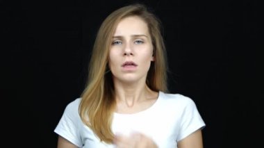 Genç beyaz bir kadın, ona verdiği acıdan dolayı boğazını tutuyor. Boğaz ağrısı ve öksürük olan kadın. Virüs veya hastalık kavramı