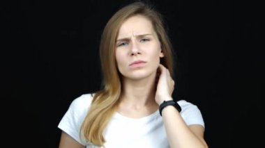 Siyah bir arka plan üzerinde izole genç beyaz kadın yakın ve onu ağrılı ve ağrılı boyun ve boyun kasları sürtünme. Boyun ağrısı olan stresli kadın. Hastalık kavramı