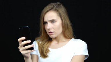 Genç üzgün beyaz kadın siyah arka plan üzerinde izole telefonla sohbet. Portreyi kapat. 