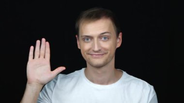 Yüksek bir beş jest veren genç mutlu yakışıklı kafkas traşsız adamın yakın portresi. Kendine beş tane veriyorum. Duygu kavramı, kendinizi övmek. 