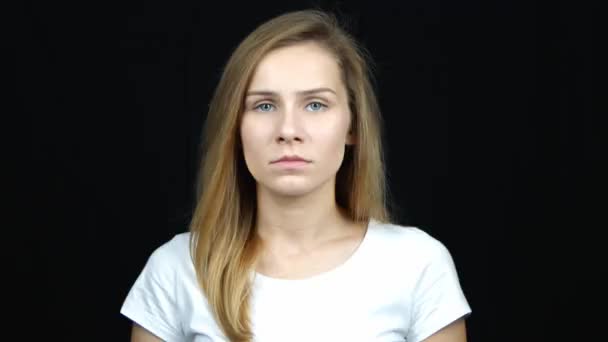 Missnöjd Unga Kaukasiska Kvinna Som Visar Tummen Ner Ogillar Negativ — Stockvideo